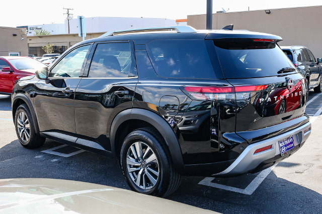 Used 2025 Nissan Pathfinder SL FWD image 4