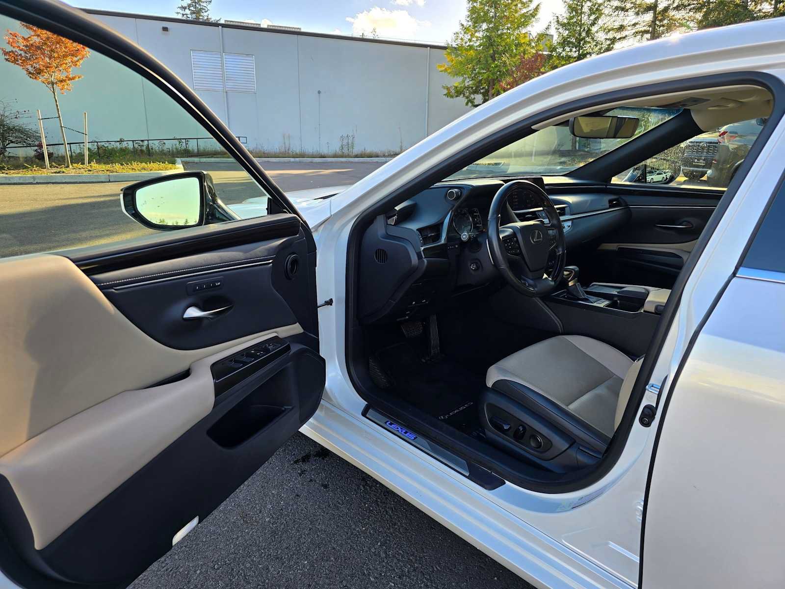 Used 2019 Lexus ES 300h w/ Premium Package FWD image 19