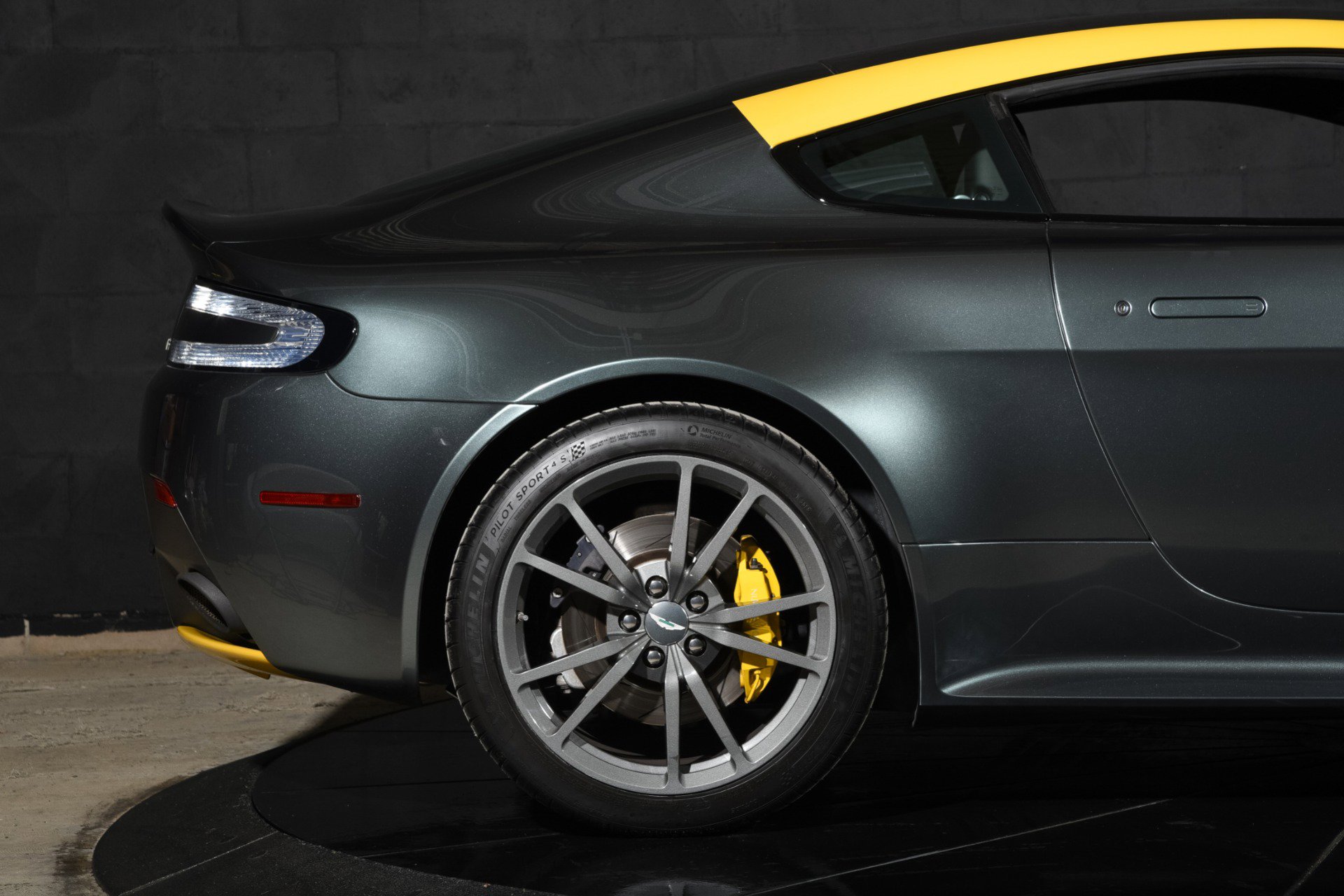 Used 2016 Aston Martin V8 Vantage GT RWD image 19
