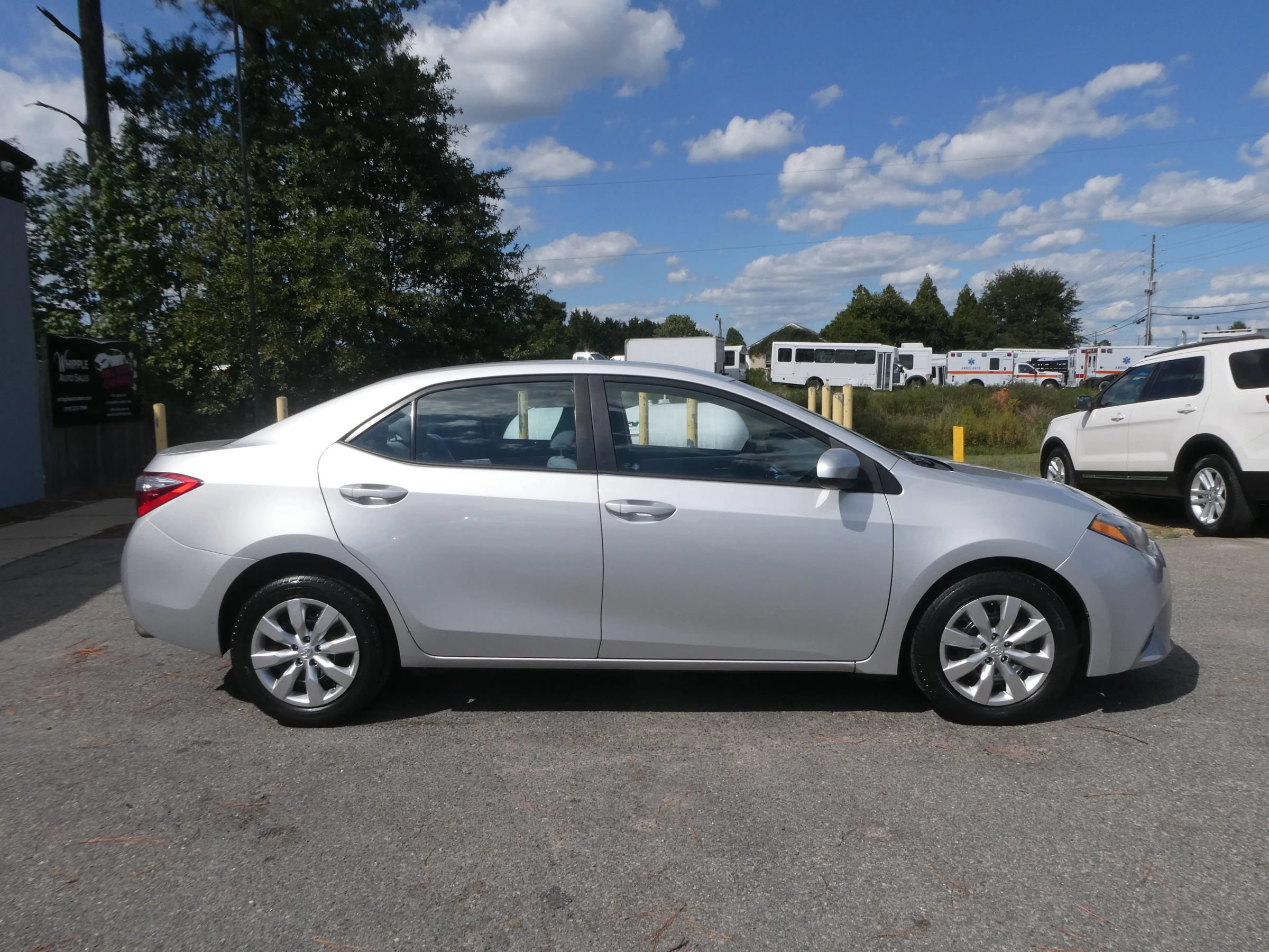 Used 2015 Toyota Corolla LE FWD image 4