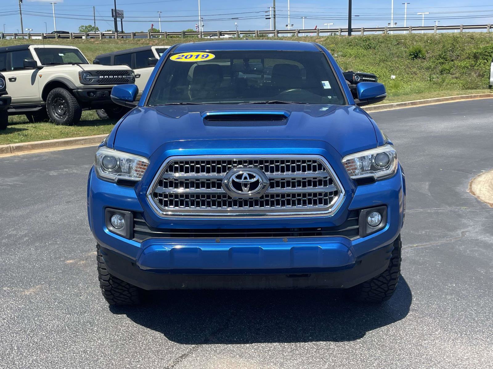 Used 2016 Toyota Tacoma TRD Sport w/ Premium & Technology Package RWD image 2
