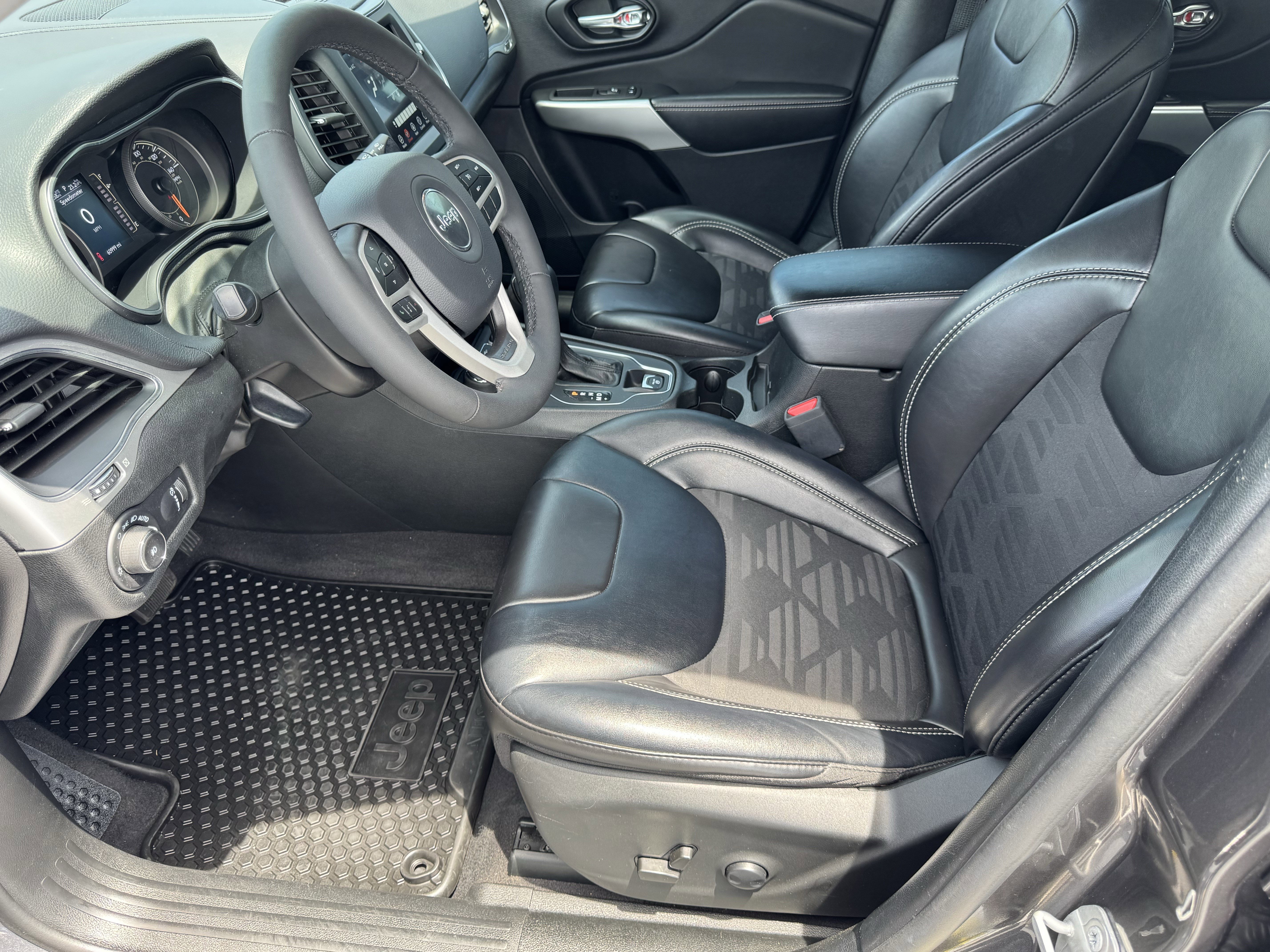 Used 2022 Jeep Cherokee Latitude AWD/4WD image 9