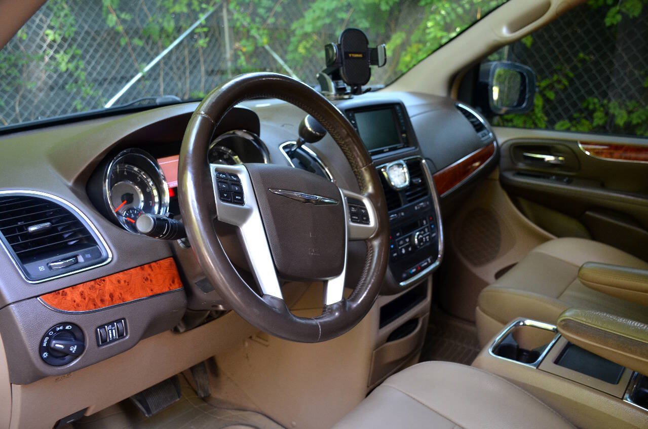 Used 2015 Chrysler Town & Country Touring-L w/ Driver Convenience Group FWD image 16