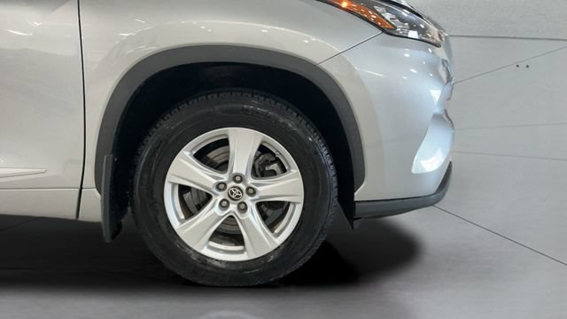 Used 2020 Toyota Highlander LE AWD/4WD image 24
