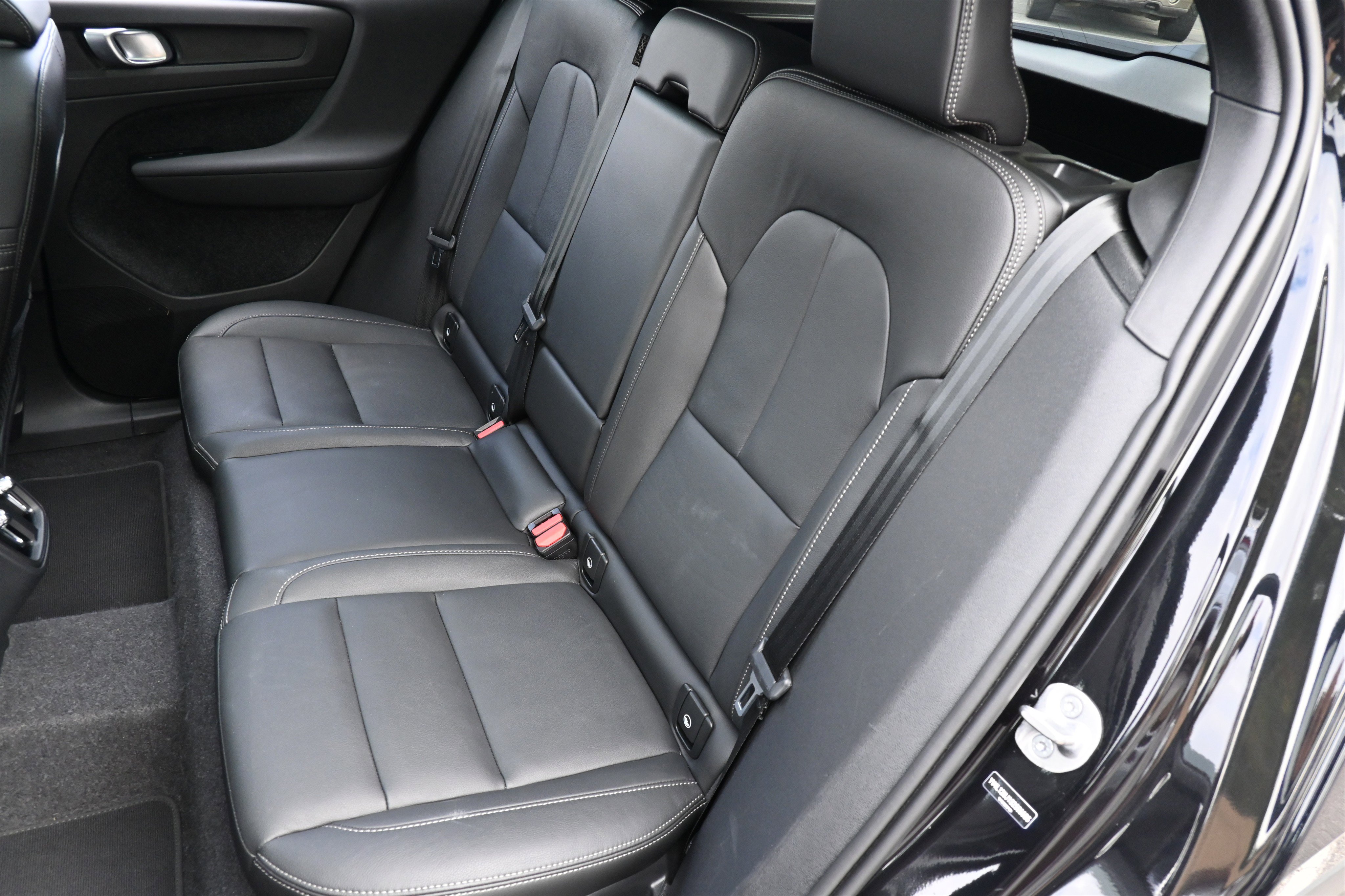 Used 2025 Volvo XC40 B5 Core image 18