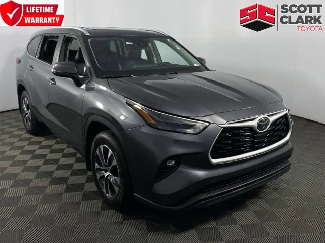 Used 2024 Toyota Highlander XLE FWD image 1
