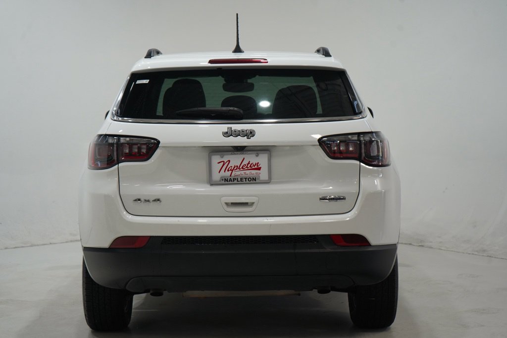Used 2025 Jeep Compass Latitude w/ Sun & Sound Group AWD/4WD image 7