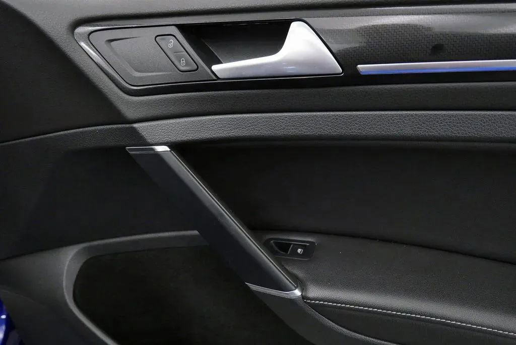 Used 2017 Volkswagen Golf R 4-Door AWD/4WD image 18