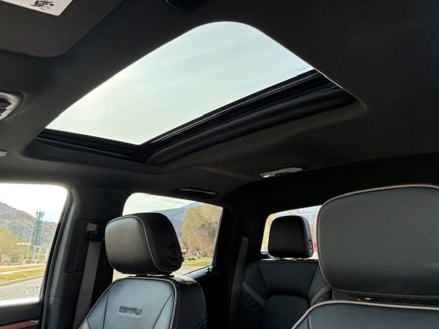 Used 2025 GMC Canyon Denali image 16