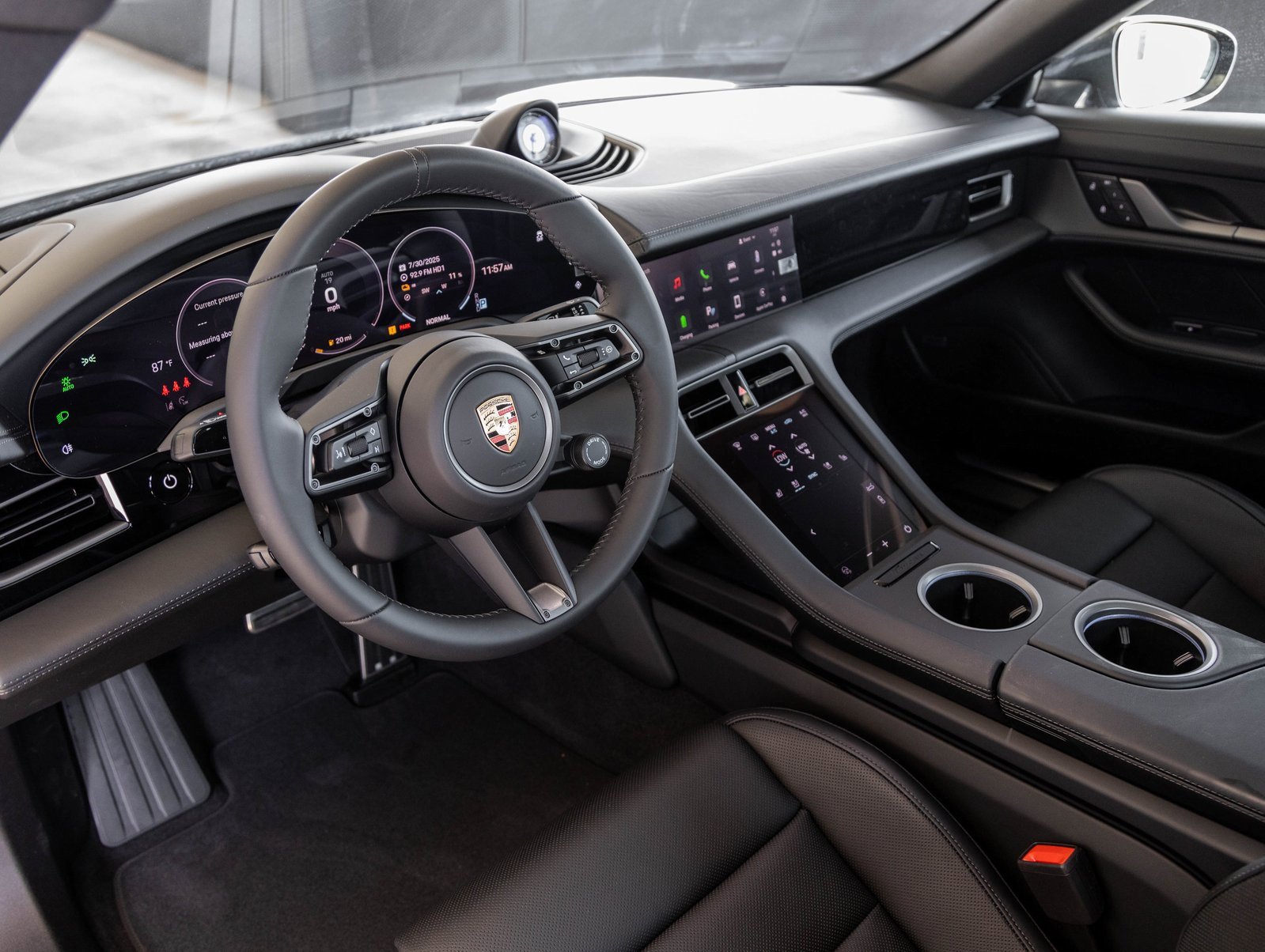 Used 2025 Porsche Taycan image 4