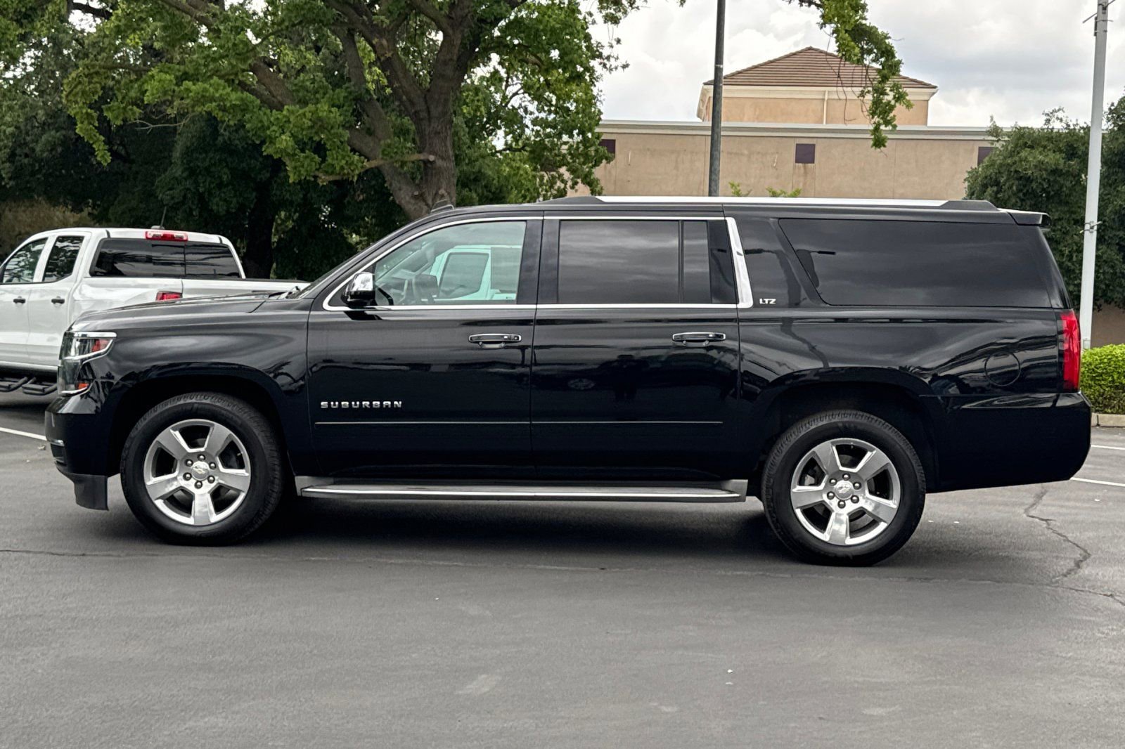 Used 2015 Chevrolet Suburban LTZ image 6