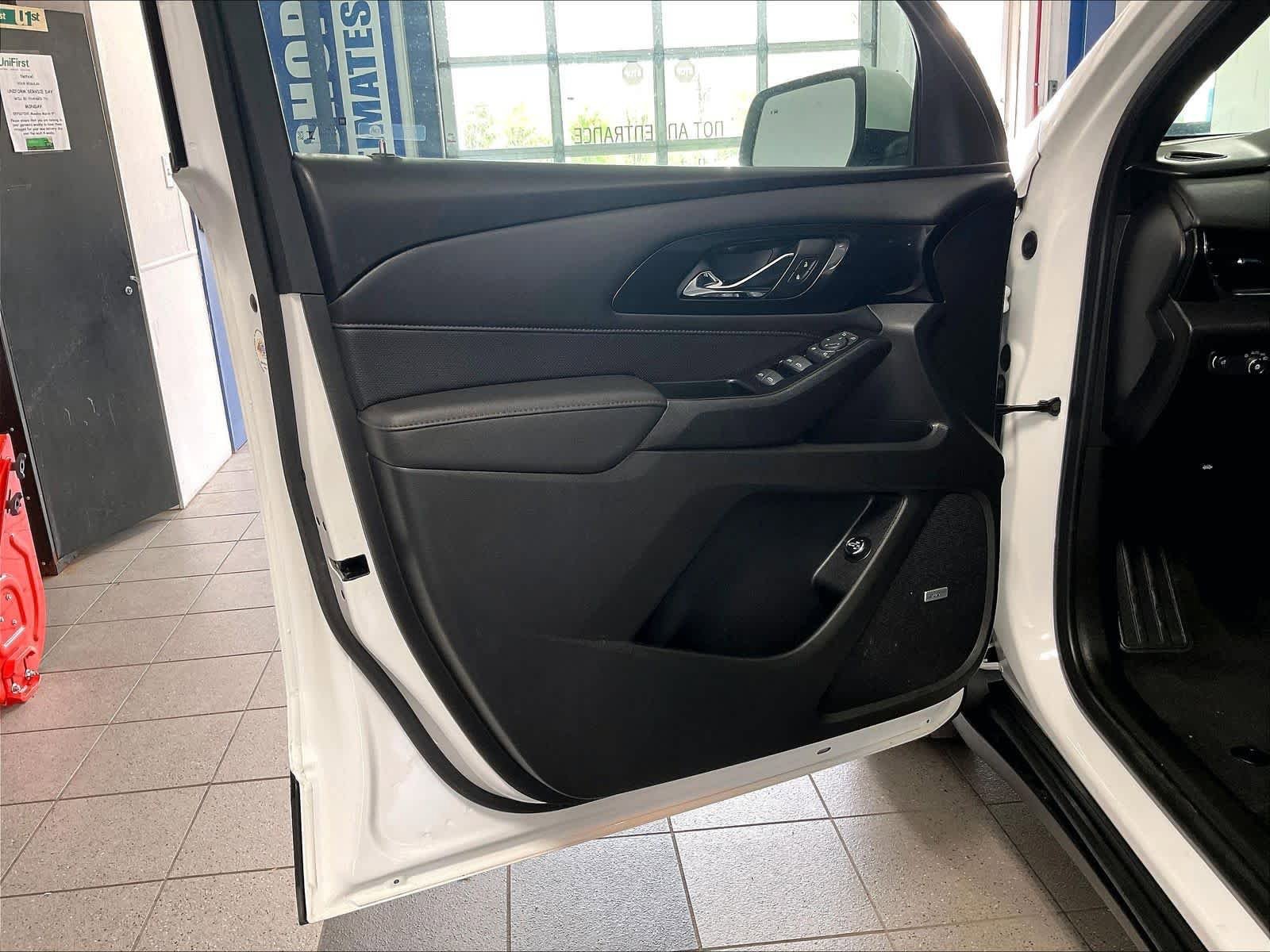 Used 2023 Chevrolet Traverse RS AWD/4WD image 9