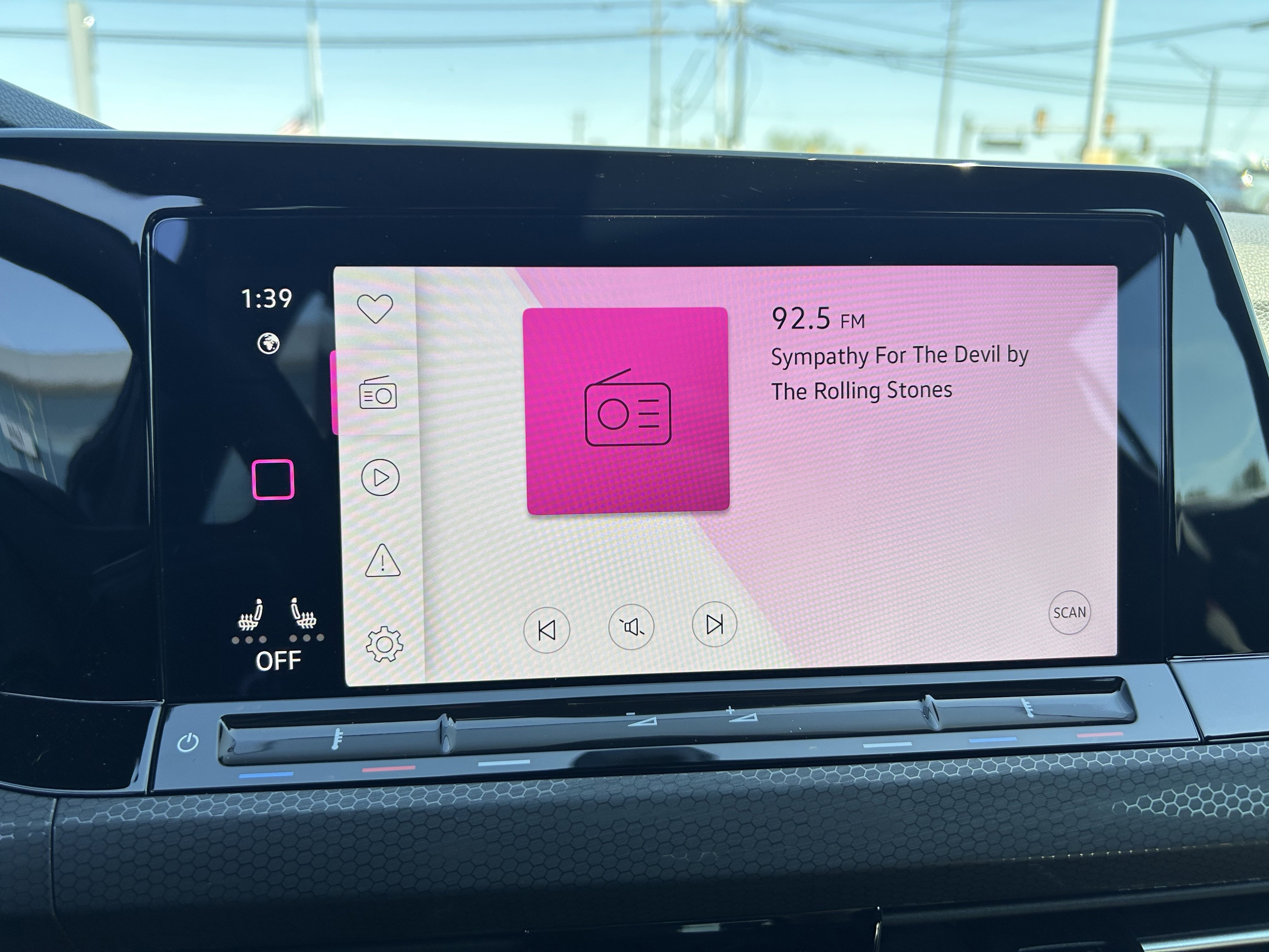 Certified 2024 Volkswagen GTI SE FWD image 12