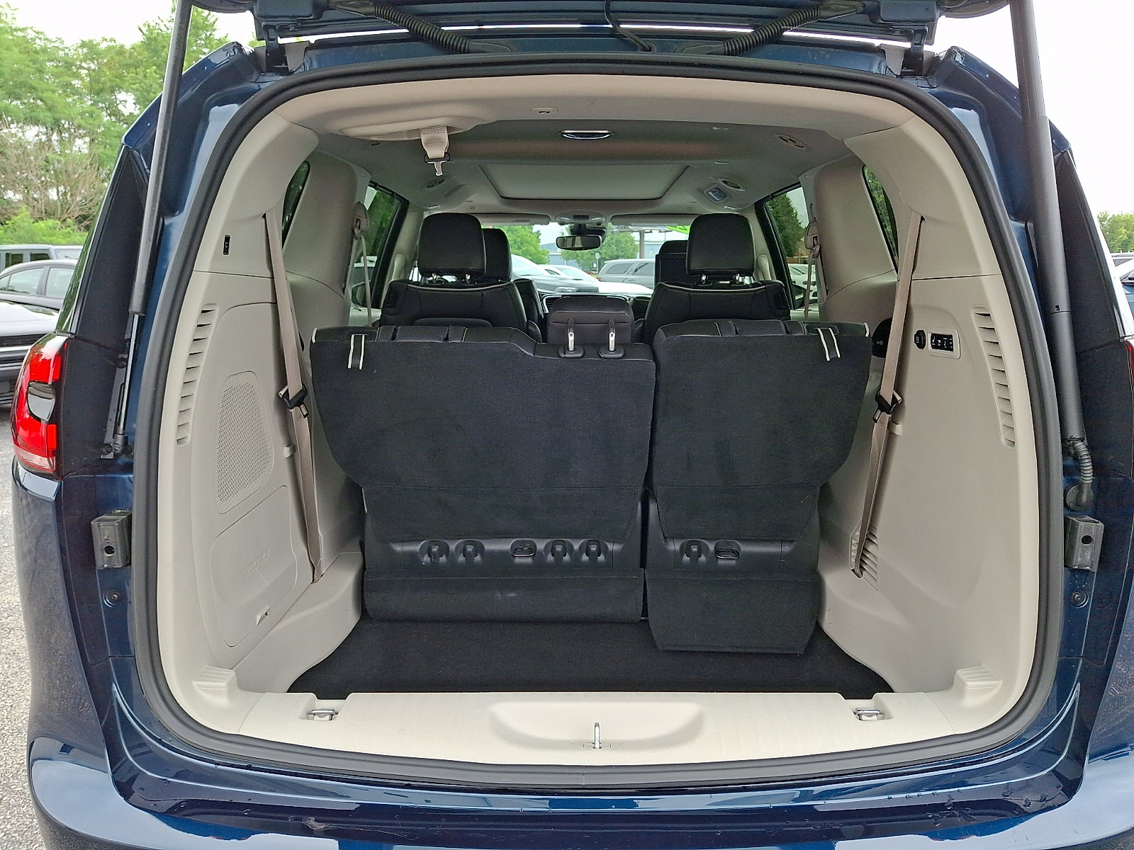 Certified 2022 Chrysler Pacifica Limited w/ Uconnect Theater Family Group AWD/4WD image 31