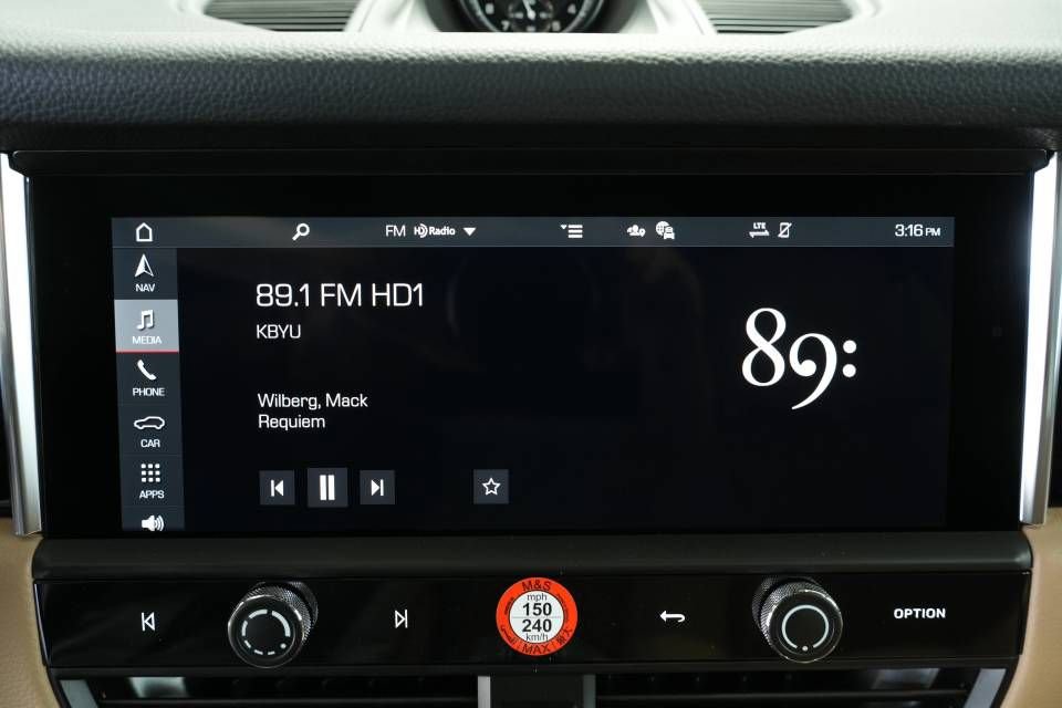 Certified 2025 Porsche Macan AWD/4WD image 18