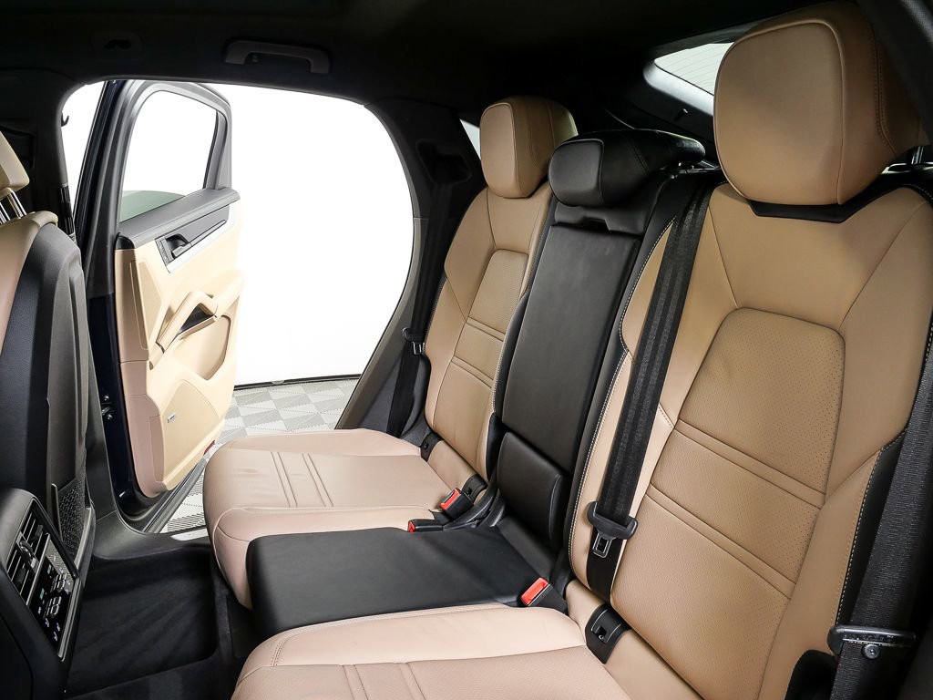 Certified 2024 Porsche Cayenne Coupe AWD/4WD image 23