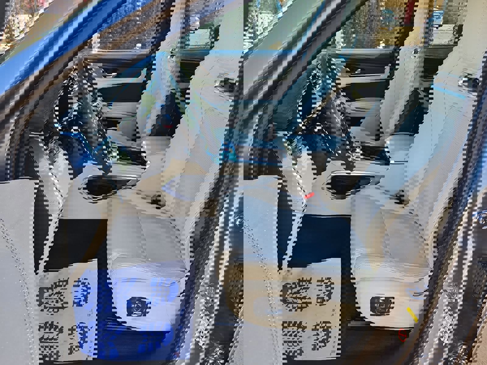 Used 2023 Jaguar F-PACE SVR image 11