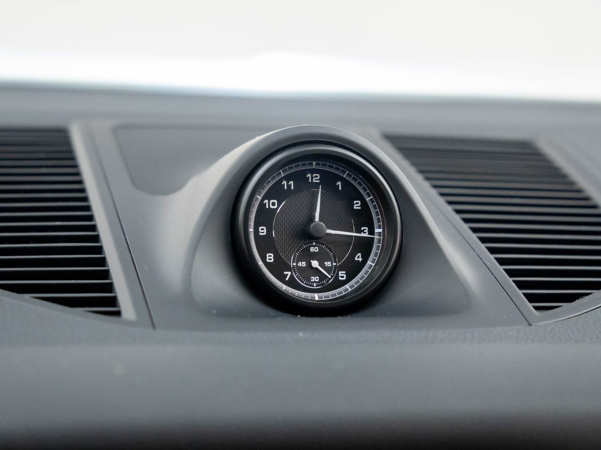 Certified 2025 Porsche Macan image 28