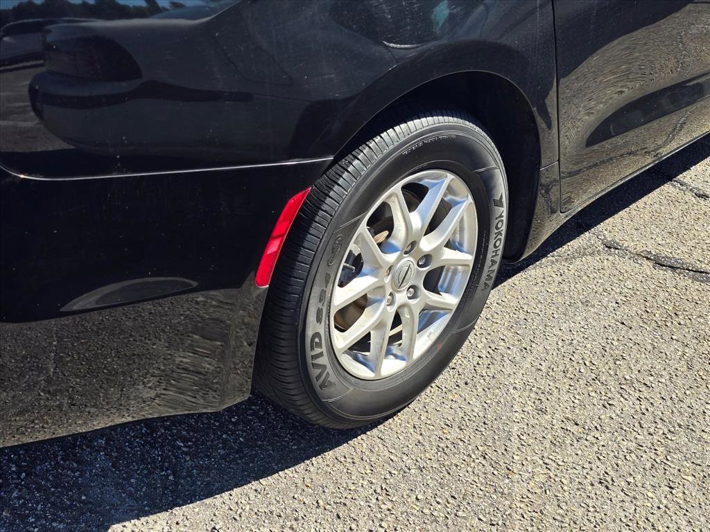 Used 2024 Chrysler Pacifica Touring-L FWD image 18