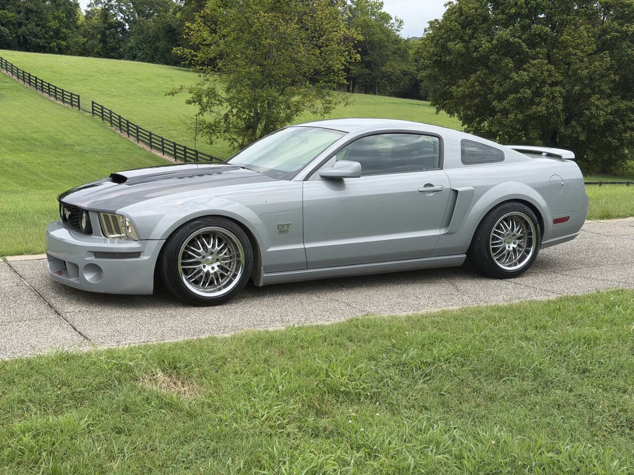 Used 2005 Ford Mustang GT Premium RWD image 2