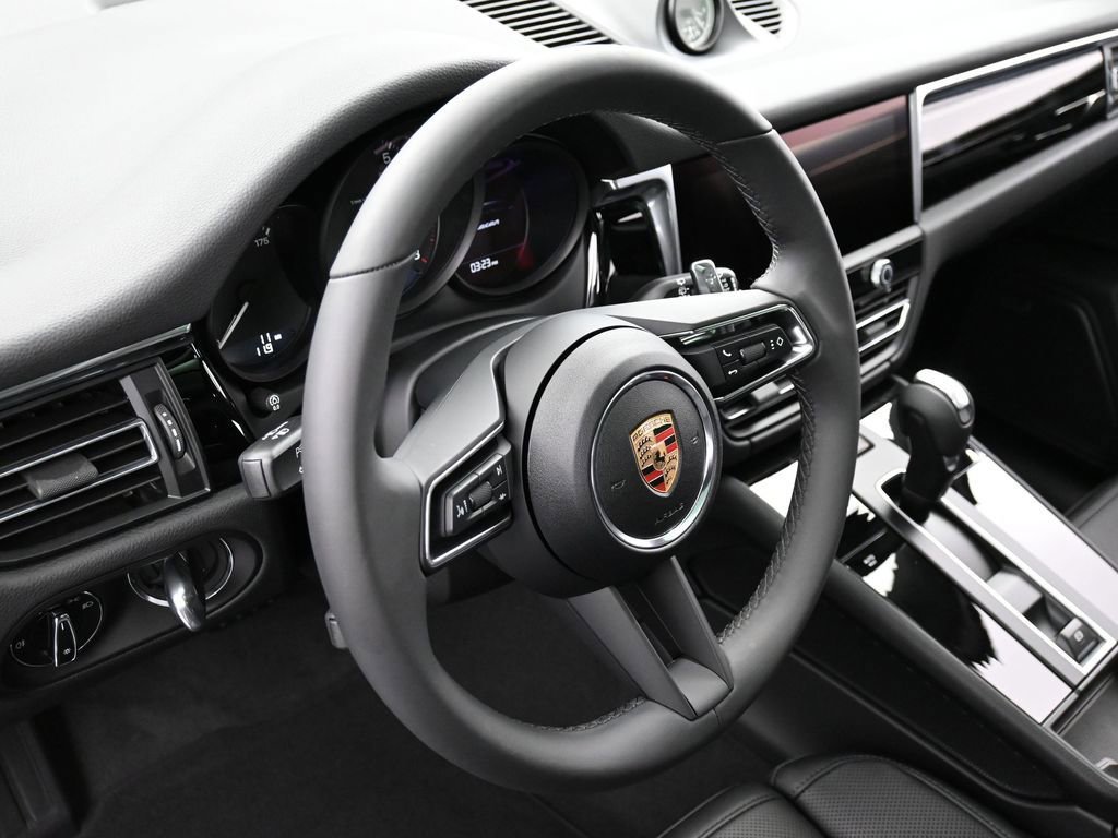 Certified 2025 Porsche Macan AWD/4WD image 17