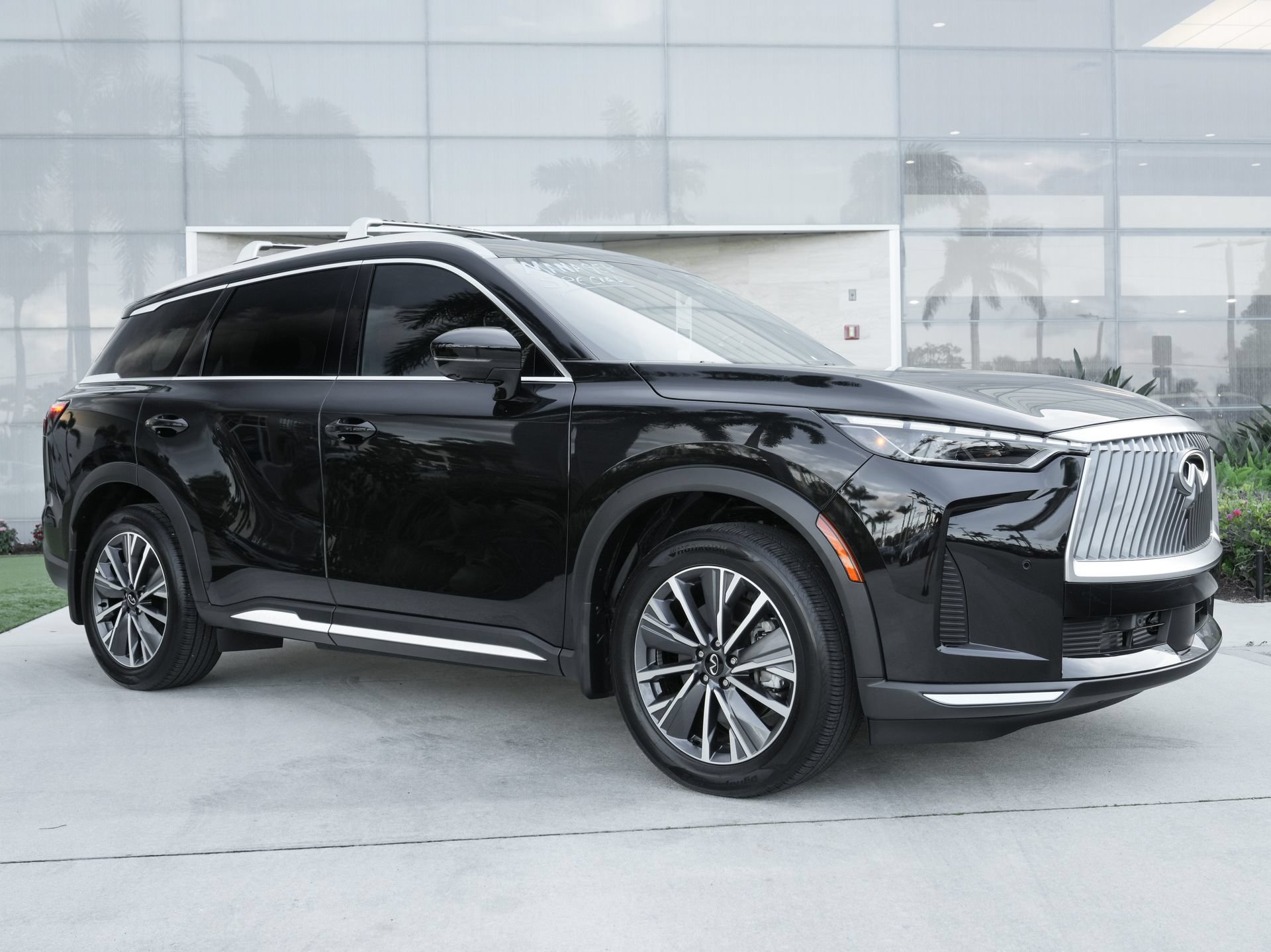 Certified 2026 INFINITI QX60 Luxe w/ Cargo Package FWD image 2