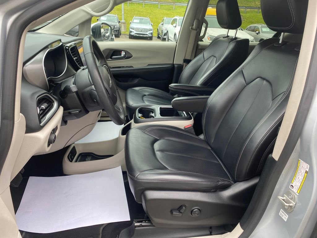 Used 2023 Chrysler Pacifica Touring-L FWD image 11