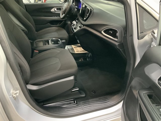 Used 2023 Chrysler Pacifica Touring image 19