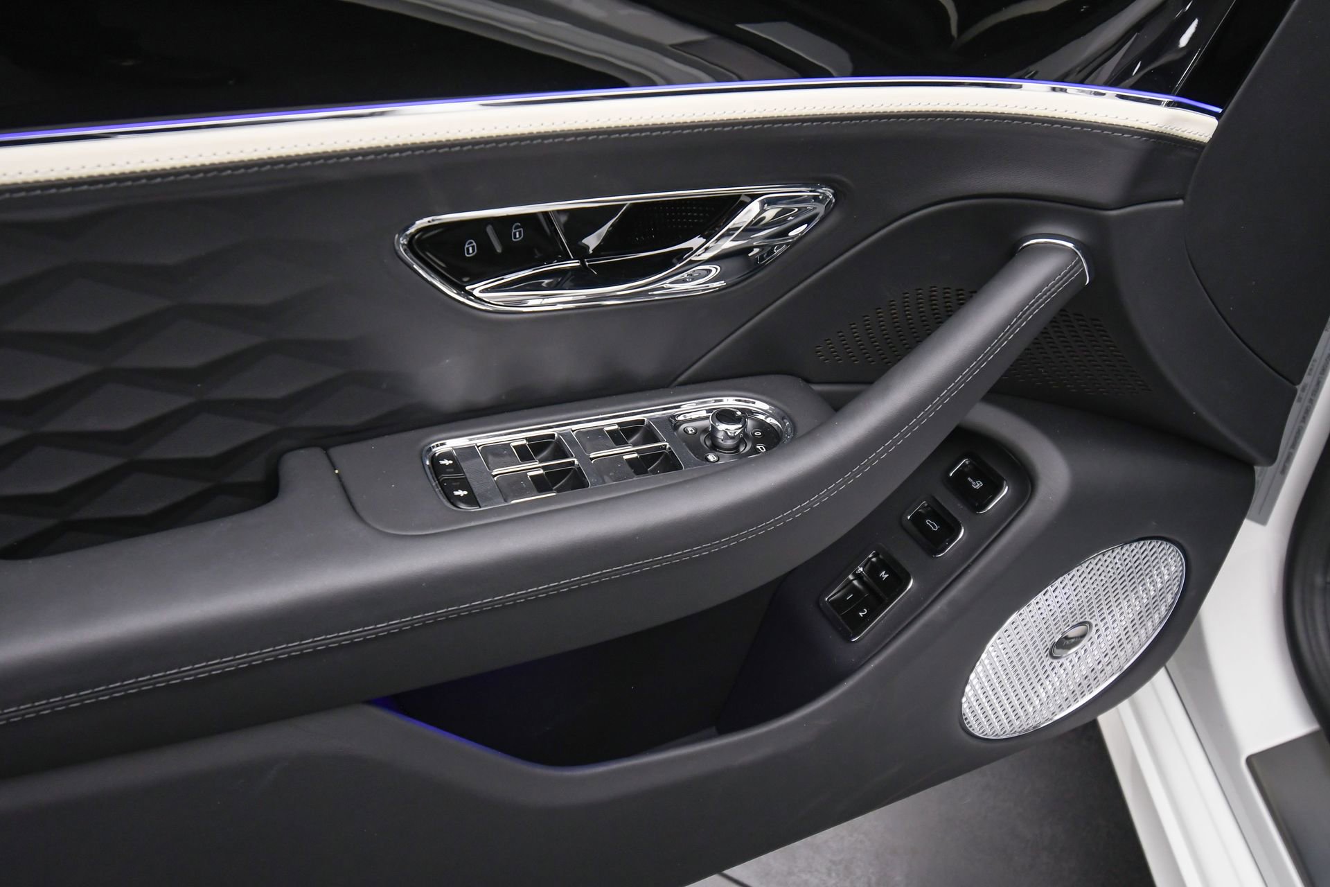 Used 2025 Bentley Flying Spur Plug-In Hybrid image 42