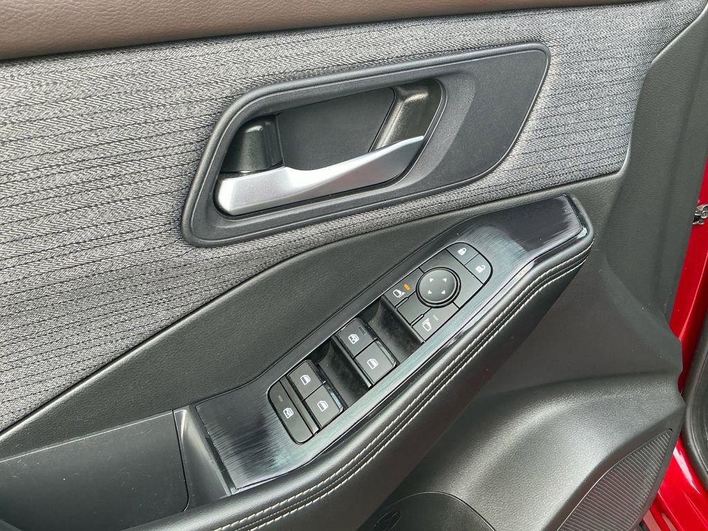 Used 2023 Nissan Rogue SV image 16