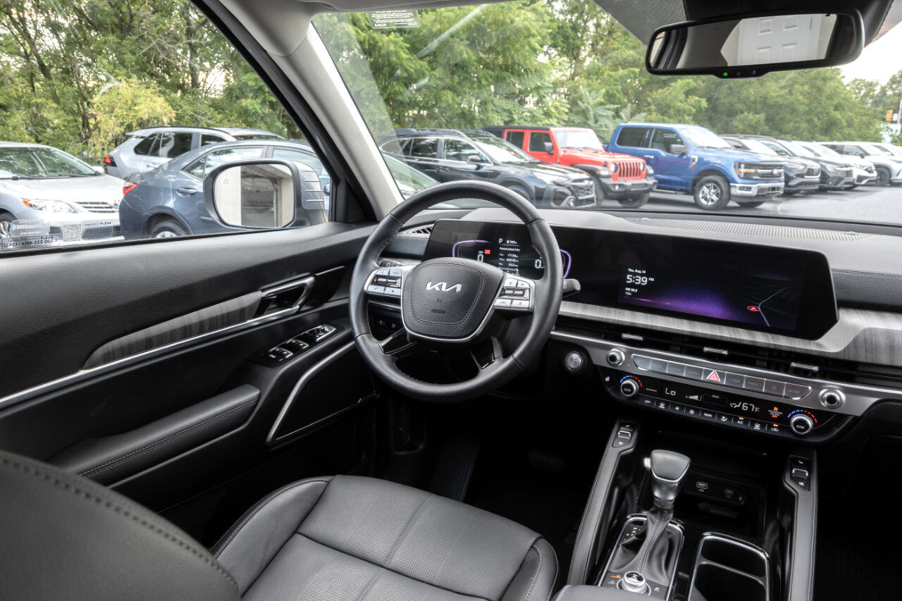 Used 2024 Kia Telluride EX w/ EX Captain's Chair Package image 24