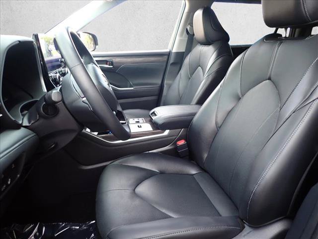 Certified 2026 Toyota Highlander Limited AWD/4WD image 12