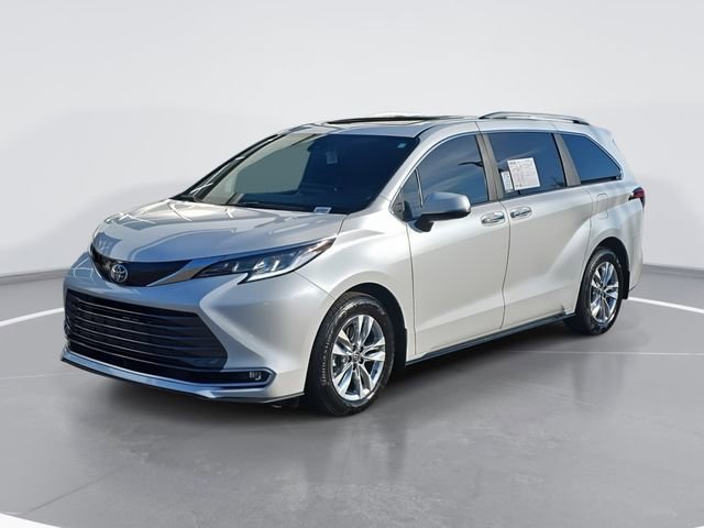 Used 2025 Toyota Sienna Limited image 7