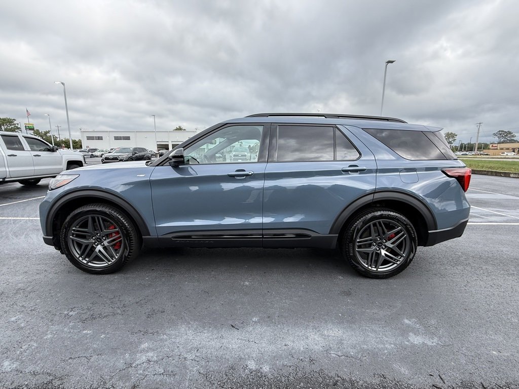 Used 2025 Ford Explorer ST-Line w/ Premium Package image 5