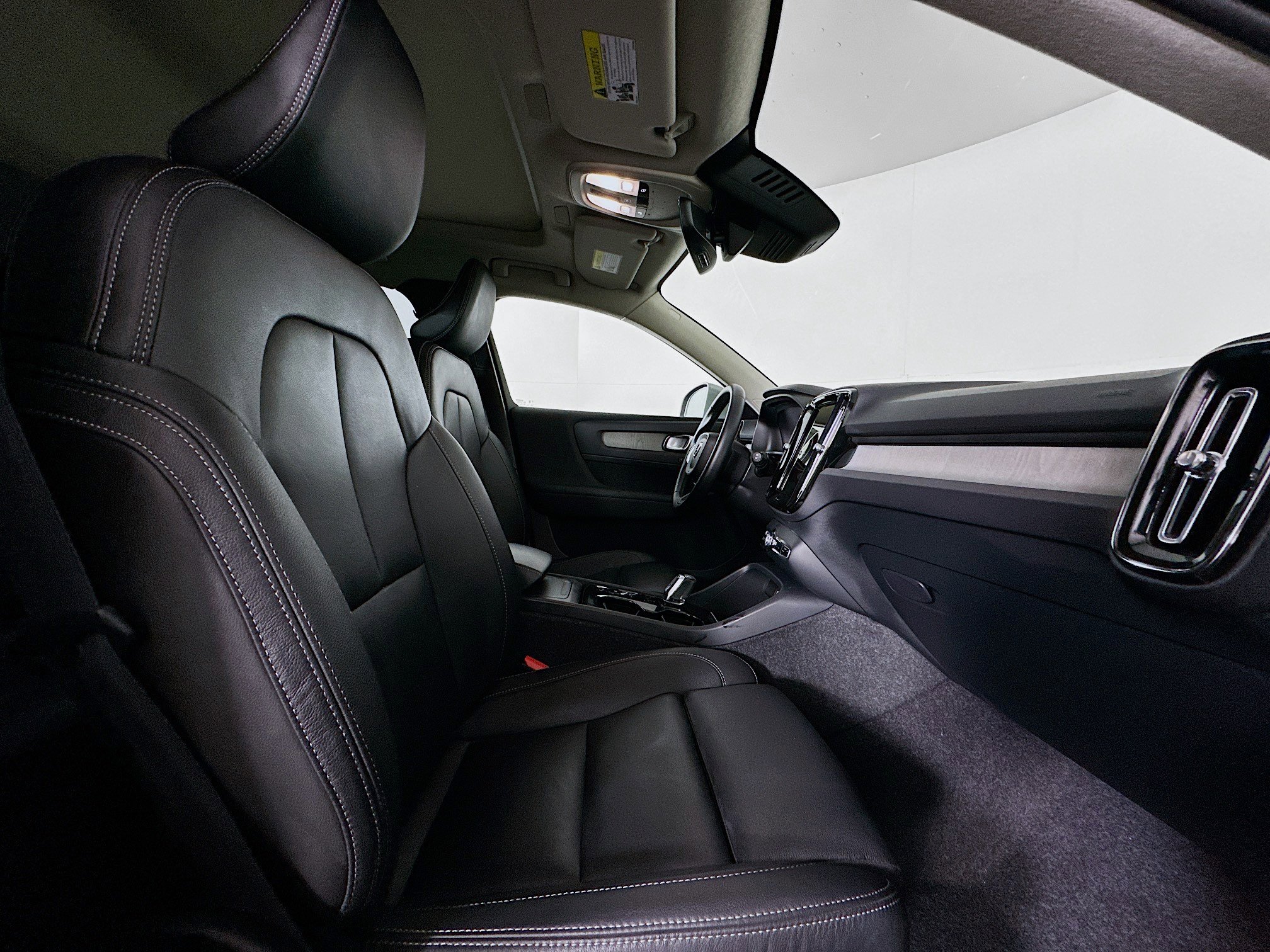 Used 2025 Volvo XC40 B5 Plus image 33