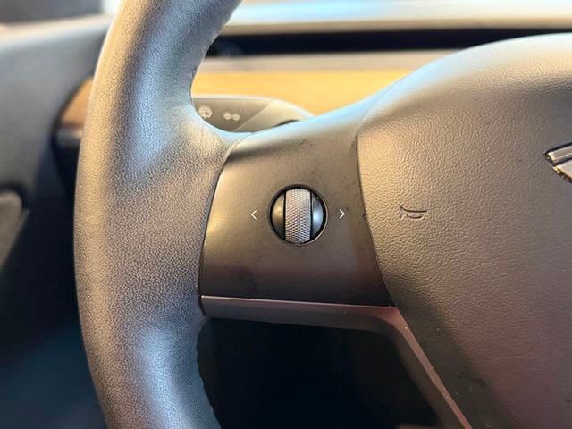 Used 2022 Tesla Model Y Long Range AWD/4WD image 25