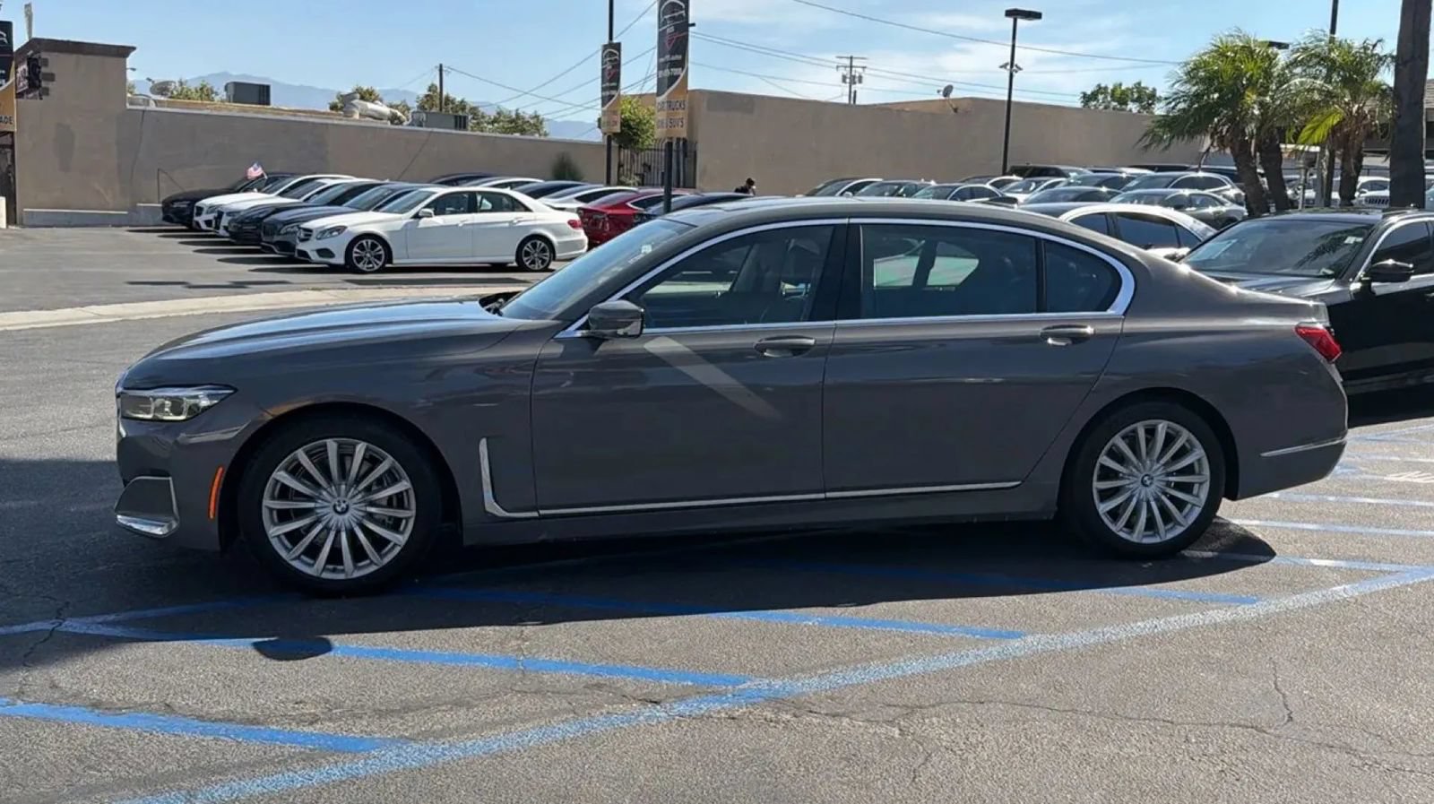 Used 2022 BMW 740i w/ Premium Package RWD image 4