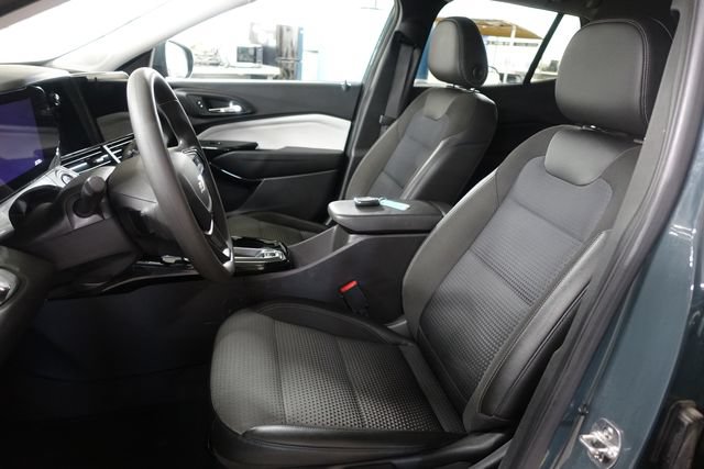 Used 2025 Chevrolet Trax LT FWD image 11