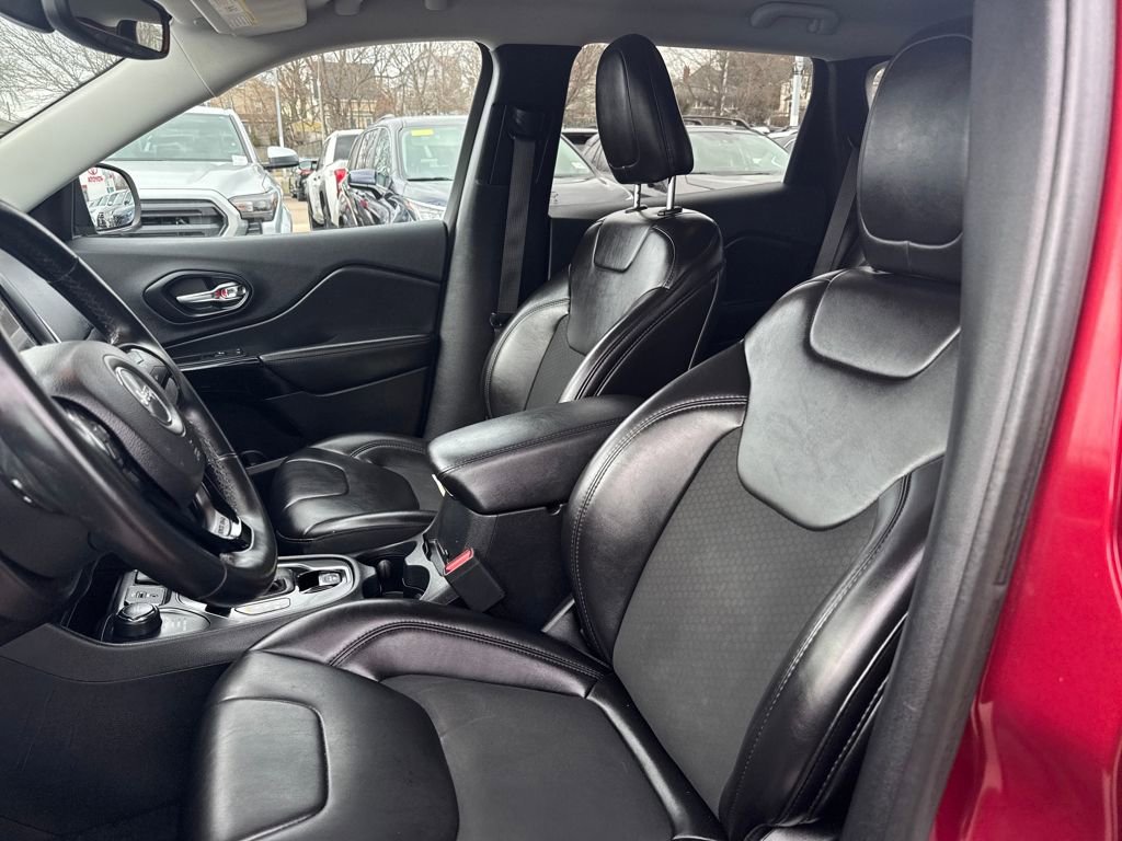 Used 2019 Jeep Cherokee Latitude Plus AWD/4WD image 14