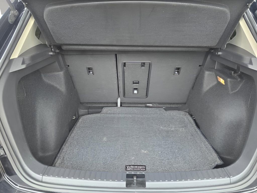 Used 2023 Volkswagen Taos SE w/ Panoramic Sunroof Package FWD image 10