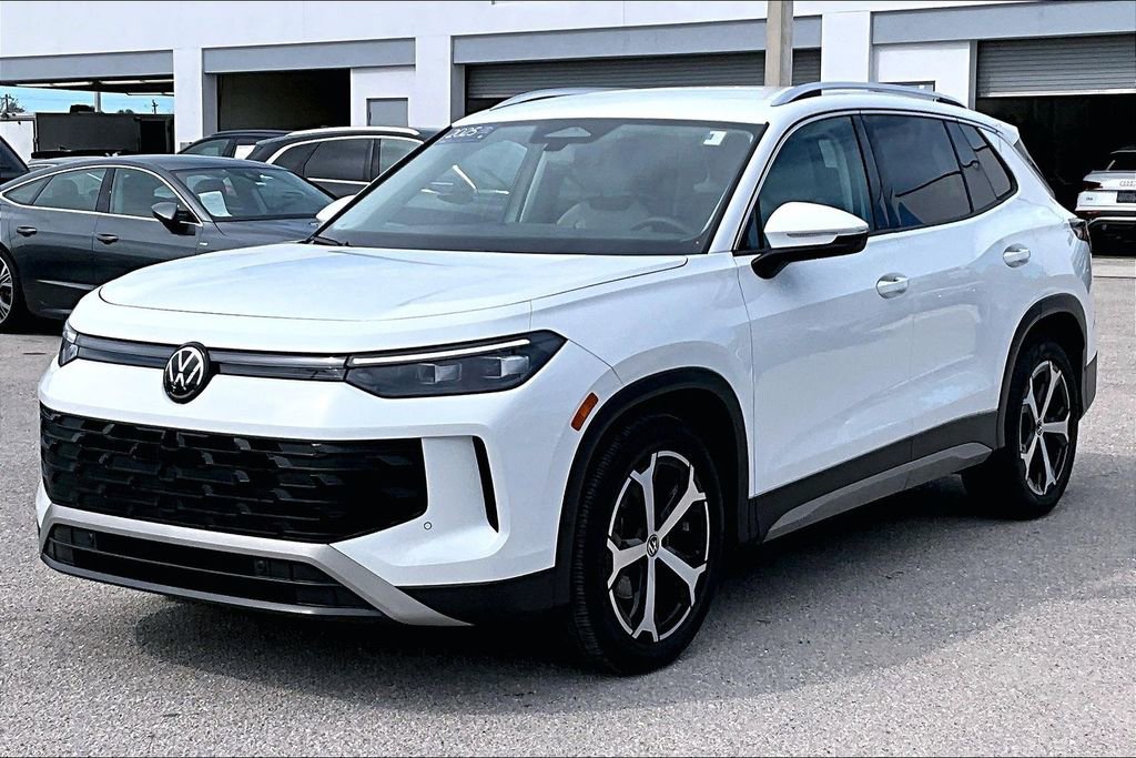 Certified 2025 Volkswagen Tiguan SE image 9