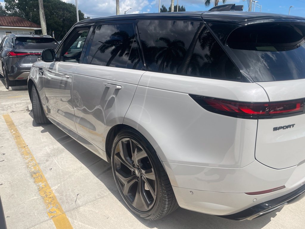 Used 2024 Land Rover Range Rover Sport Dynamic SE AWD/4WD image 3