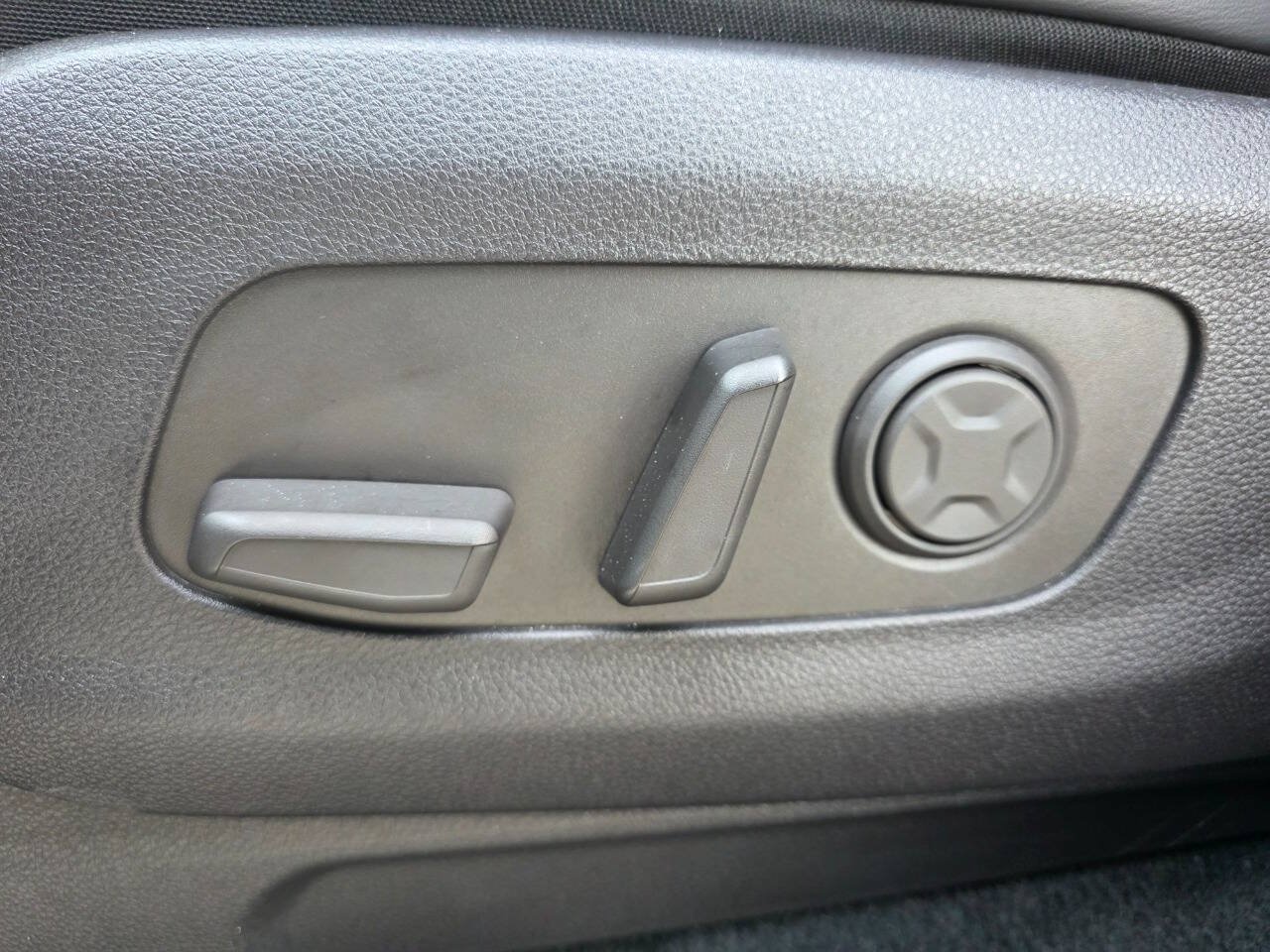 Used 2025 Kia Carnival SX w/ SX Dark Edition Package FWD image 6