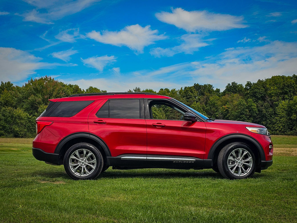 Used 2023 Ford Explorer XLT w/ Equipment Group 202A AWD/4WD image 2