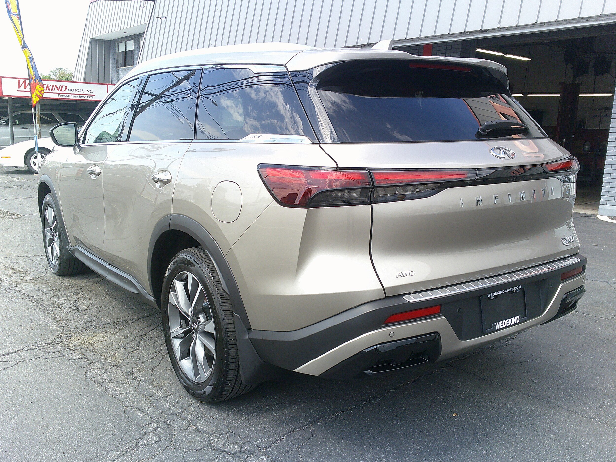 Used 2023 INFINITI QX60 Luxe w/ Performance Audio Package AWD/4WD image 3