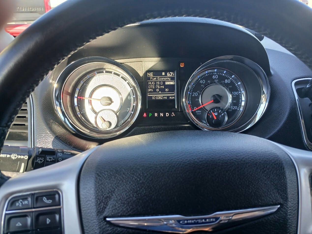 Used 2016 Chrysler Town & Country Touring image 2