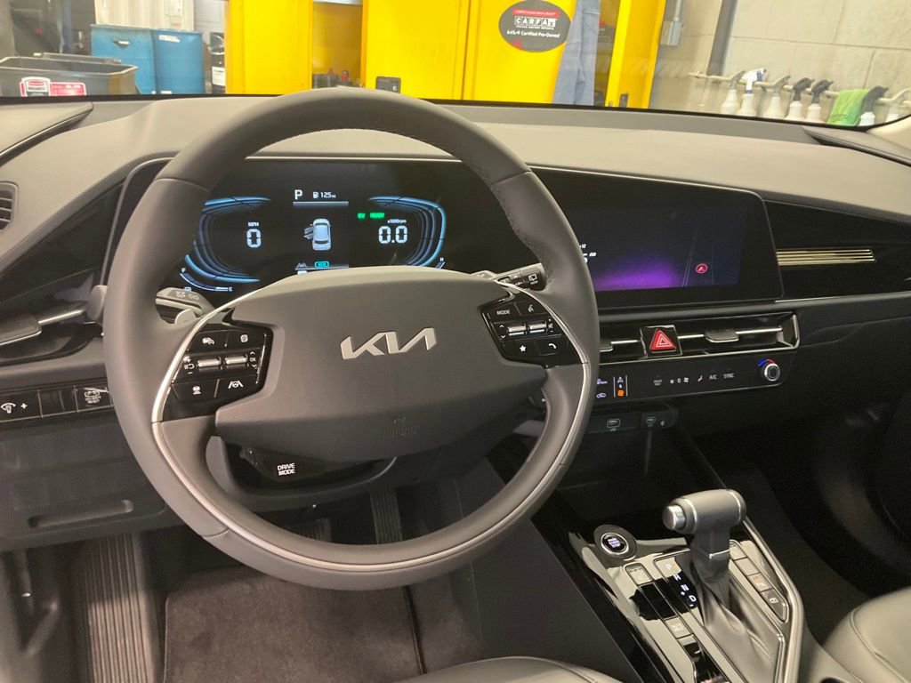 Certified 2025 Kia Niro EX image 14