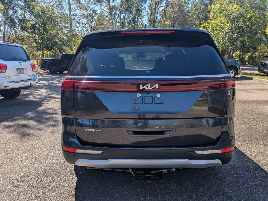 Used 2023 Kia Carnival LX FWD image 5