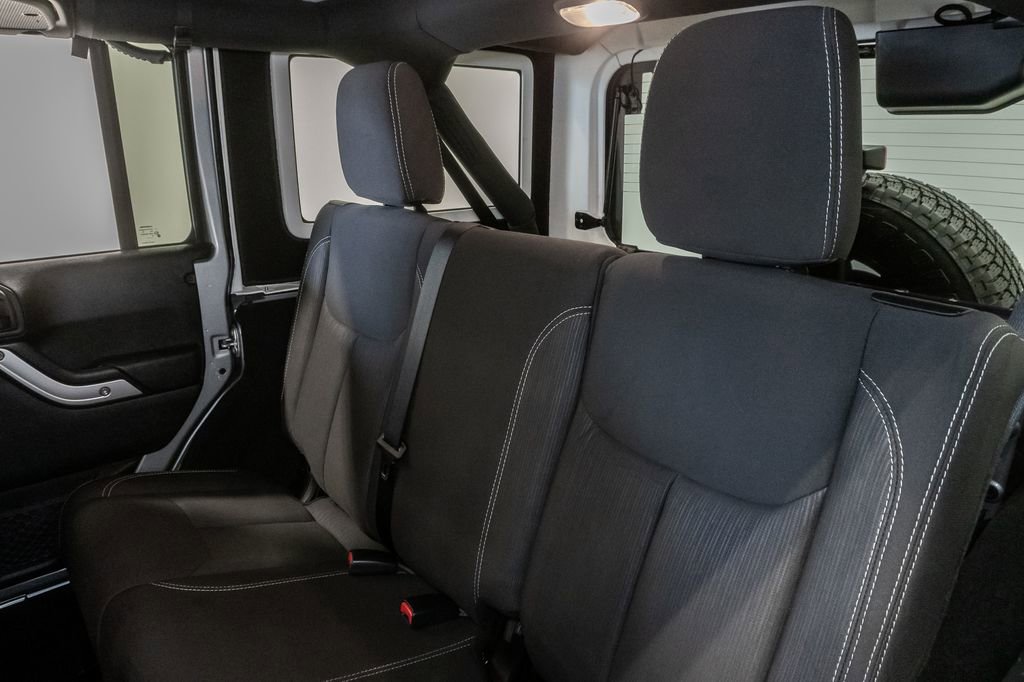 Used 2018 Jeep Wrangler Unlimited Sahara w/ Connectivity Group image 21