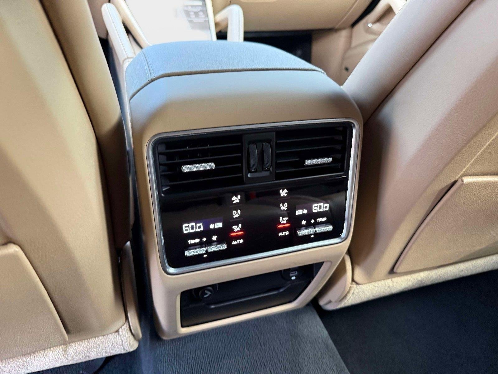 Used 2022 Porsche Cayenne w/ Premium Package image 31